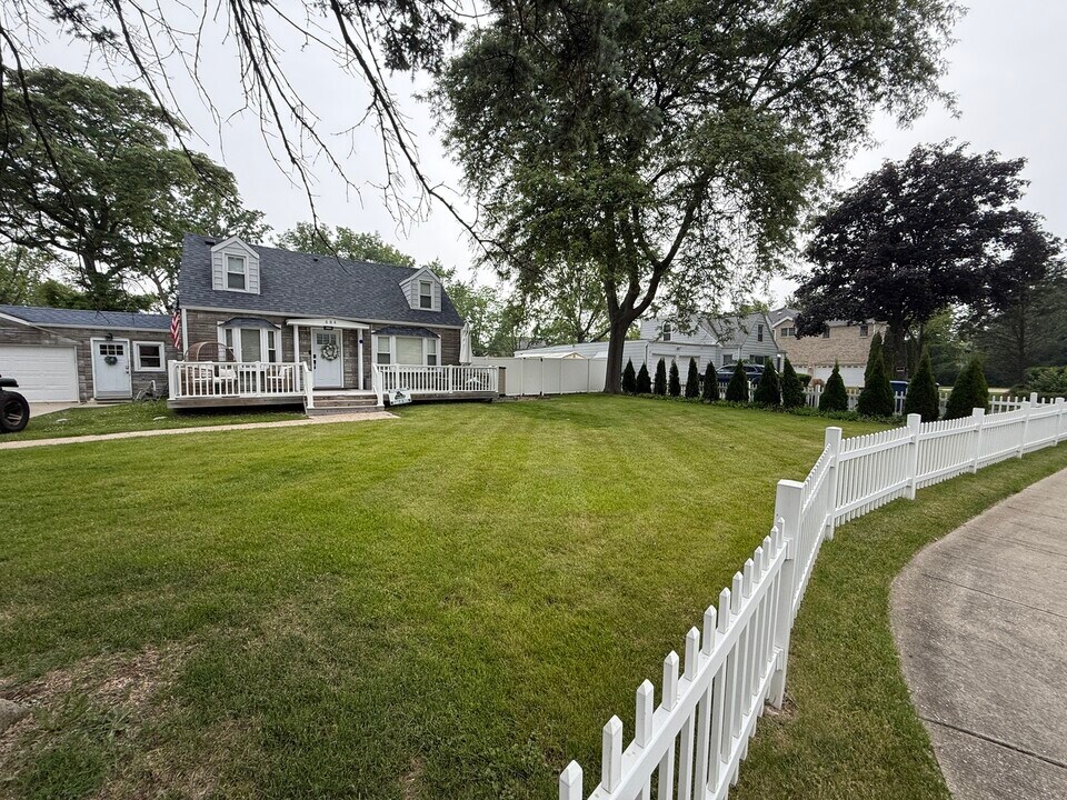 684 Pfingsten Rd in Northbrook, IL - Foto de edificio