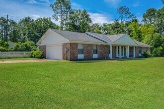 2613 Killarney Way in Tallahassee, FL - Building Photo - Building Photo