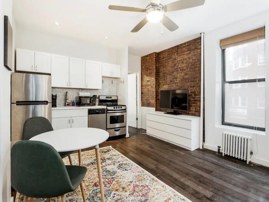 241 E 73rd St in New York, NY - Building Photo