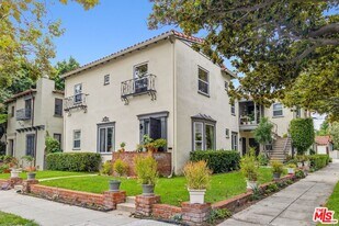 257 N Almont Dr in Beverly Hills, CA - Building Photo