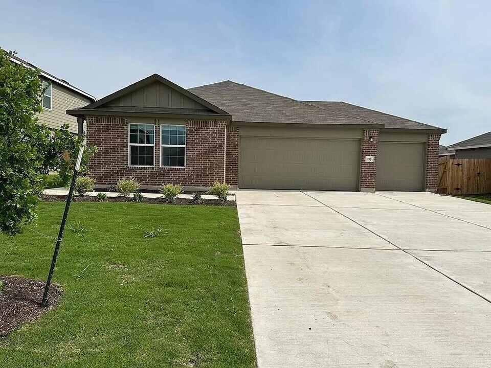 196 Otter Rd in Kyle, TX - Building Photo