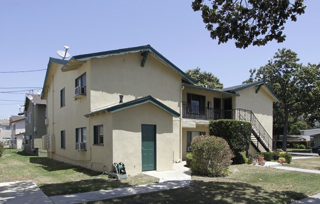 145 S Princeton Ave in Fullerton, CA - Foto de edificio - Building Photo