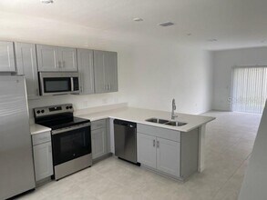 3158 Skyline Lp in Kissimmee, FL - Building Photo - Building Photo