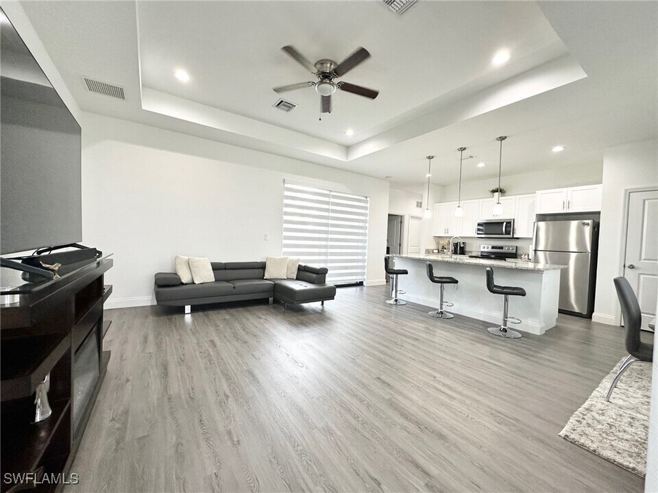 933 Oxford Ave S in Lehigh Acres, FL - Building Photo