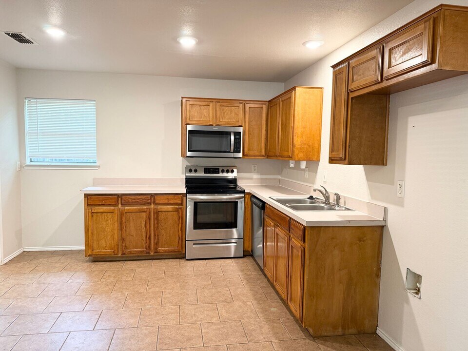 129 Stewart Bend Ct in Azle, TX - Building Photo