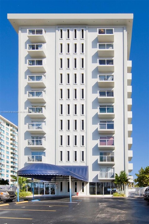 5313 Collins Ave, Unit 406 in Miami Beach, FL - Building Photo