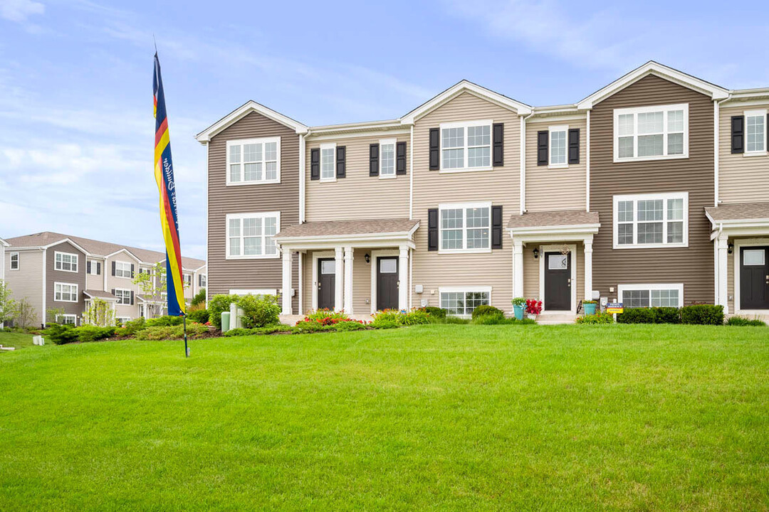 2342 Alison Ave in Pingree Grove, IL - Foto de edificio