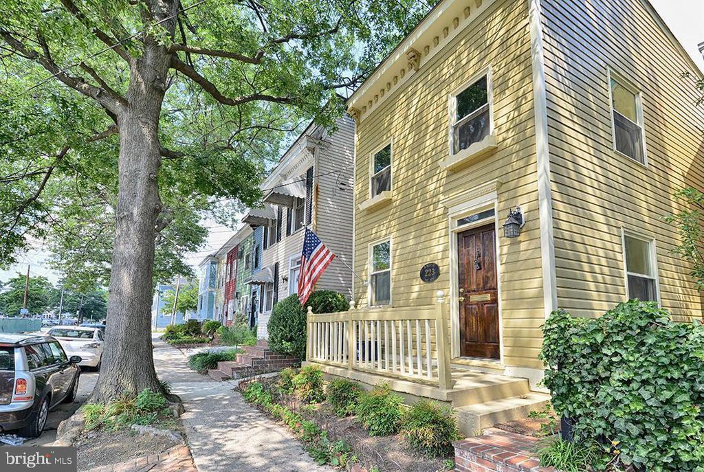 223 N West St in Alexandria, VA - Building Photo