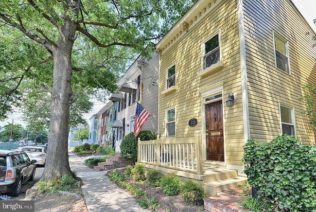 223 N West St