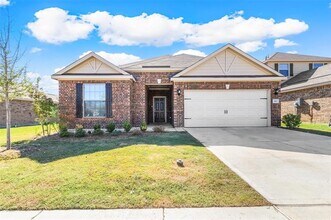 110 Magnolia Dr in Sanger, TX - Building Photo - Building Photo
