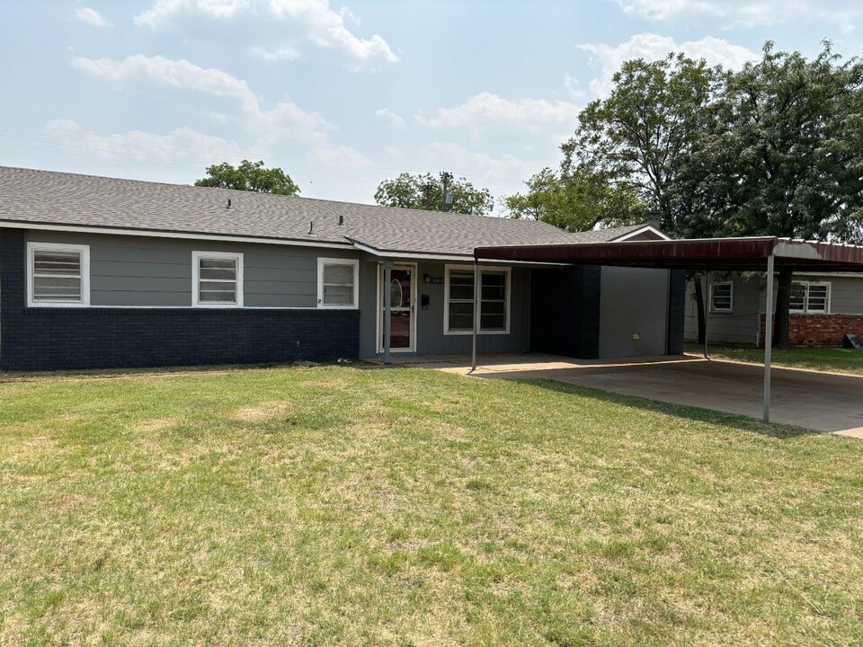 1303 46th St in Lubbock, TX - Foto de edificio