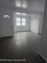 834 E Scott St in Olyphant, PA - Foto de edificio - Building Photo