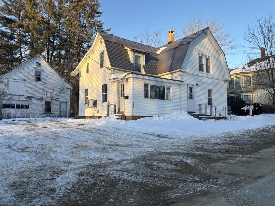 38 Park Ave in Newport, ME - Building Photo