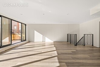 48 W 68th St in New York, NY - Foto de edificio - Building Photo