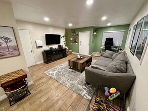 955 Postal Way in Vista, CA - Building Photo - Building Photo
