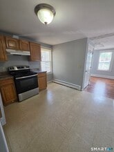 8 Mannz St in Hartford, CT - Building Photo - Building Photo