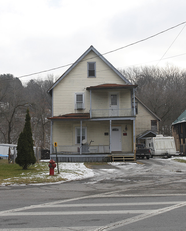 223 S Main St in Gloversville, NY - Foto de edificio - Building Photo