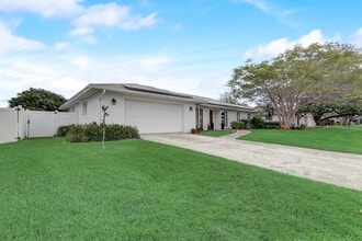 5281 Jade Cir in Belle Isle, FL - Building Photo - Building Photo