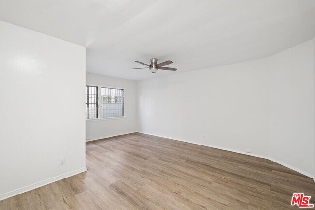 612 S Dunsmuir Ave in Los Angeles, CA - Building Photo - Building Photo