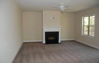 164 Cypress Dr in Spring Lake, NC - Building Photo - Building Photo