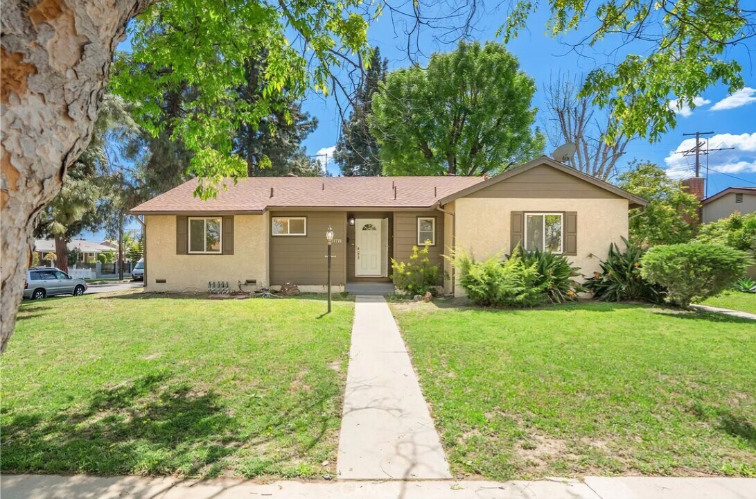 19738 Gresham St in Northridge, CA - Building Photo