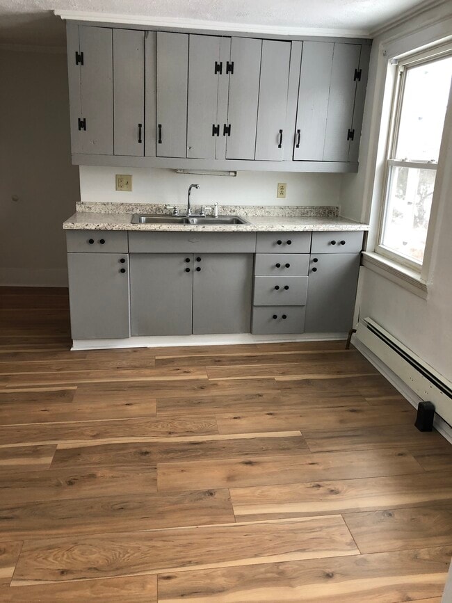 40 Railroad St, Unit 2 in Lancaster, NH - Foto de edificio - Building Photo