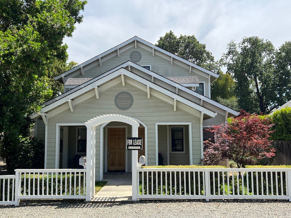 2043 Madison St in Yountville, CA - Building Photo