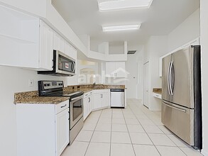 8326 Canterbury Lake Blvd in Tampa, FL - Foto de edificio - Building Photo