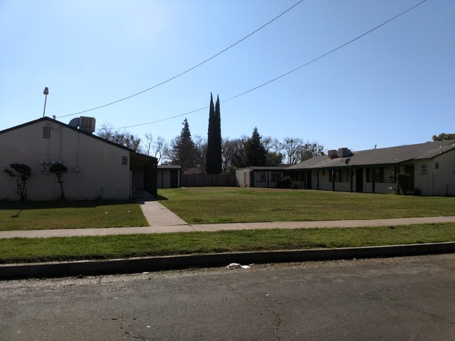 901-1003 Barney St in Merced, CA - Building Photo - Other