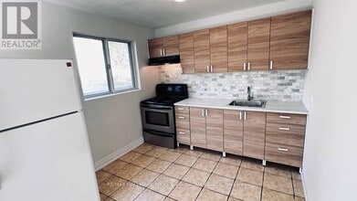 82 Sanford St in Barrie, ON - Building Photo - Building Photo