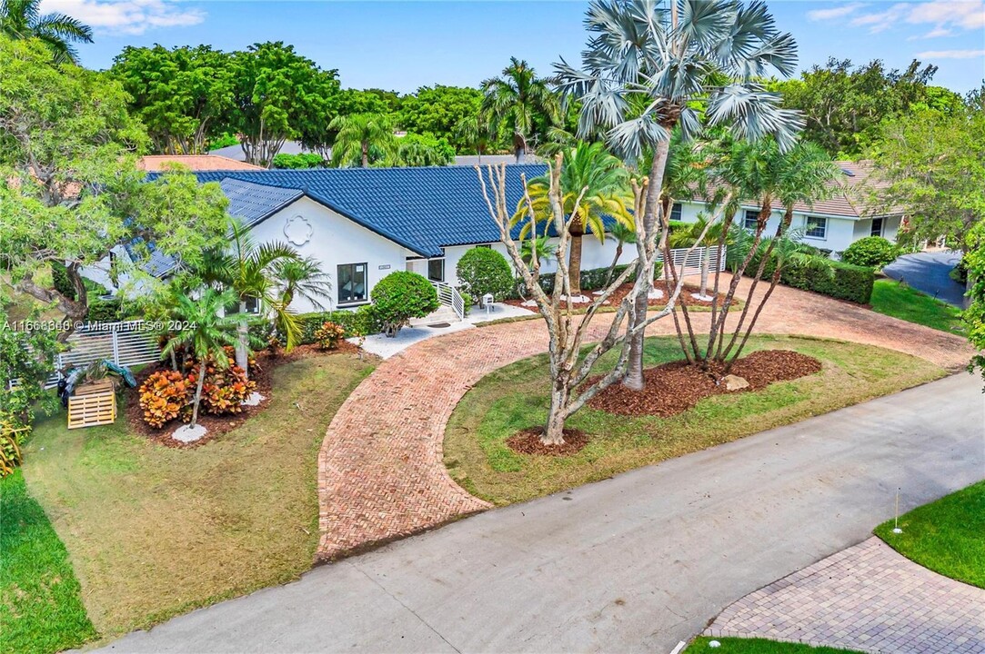 13407 SW 59th Ave in Pinecrest, FL - Foto de edificio