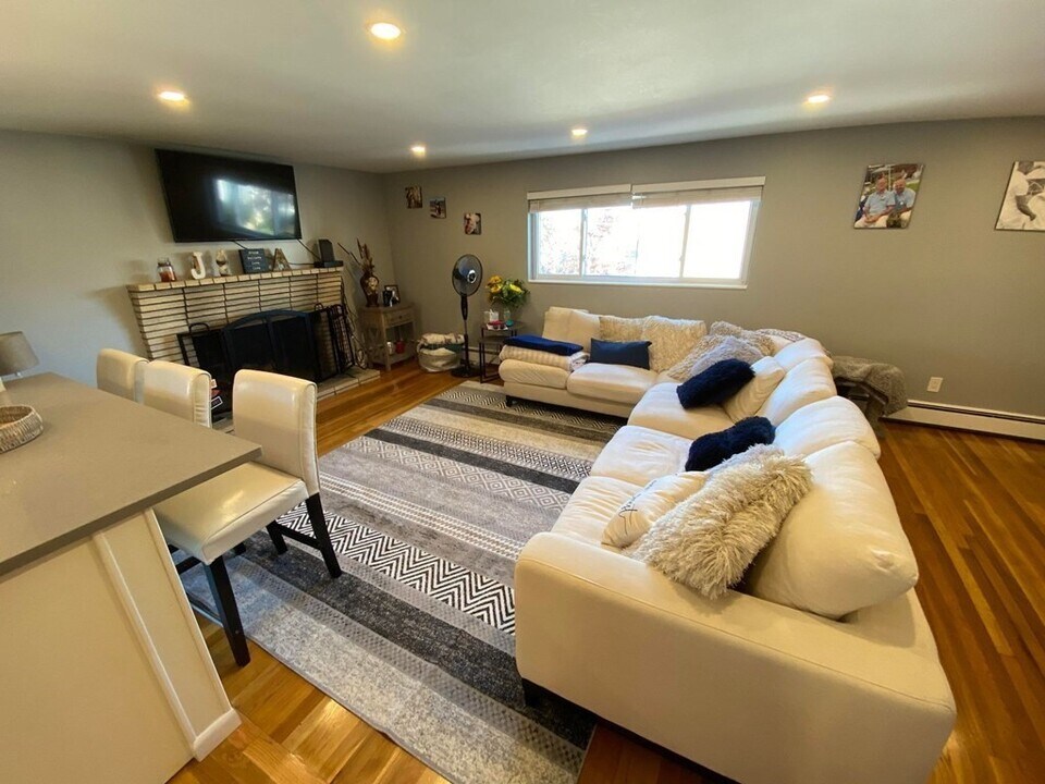 32 Grandview Ave-Unit -2 in Watertown, MA - Building Photo