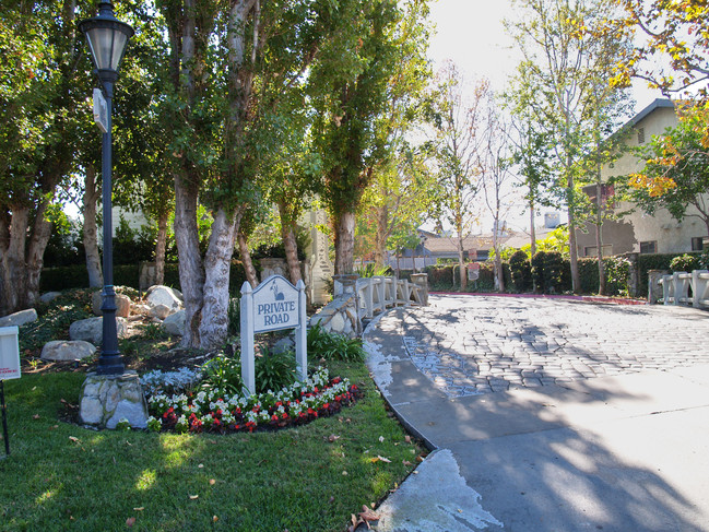 2536 Santa Ana Ave in Costa Mesa, CA - Foto de edificio - Building Photo