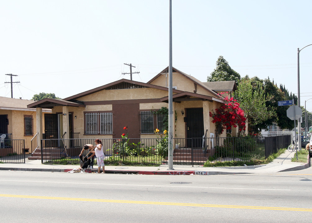 674 Vernon Ave in Los Angeles, CA - Building Photo