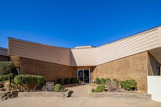 Tinker Del Village Apartments in Oklahoma City, OK - Foto de edificio - Building Photo