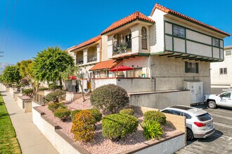 10030 Owensmouth Ave in Chatsworth, CA - Foto de edificio - Building Photo