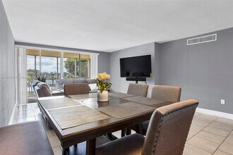 1750 NE 191st St in North Miami Beach, FL - Foto de edificio - Building Photo