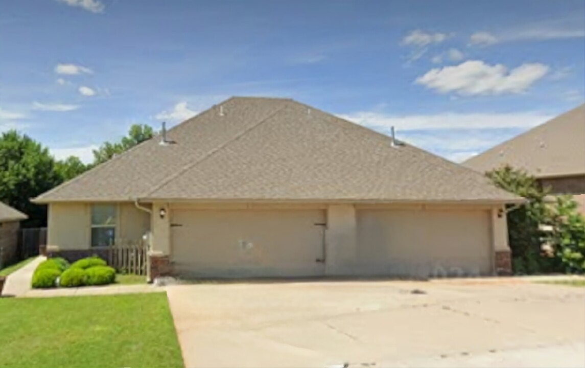 11223 Coachmans Rd in Yukon, OK - Building Photo