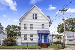 560 N Montello St, Unit Apt 1 in Brockton, MA - Building Photo