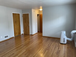 1208 Erin St, Unit B in Madison, WI - Foto de edificio - Building Photo