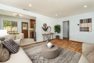 6352 Clyde Ave in San Diego, CA - Foto de edificio - Building Photo