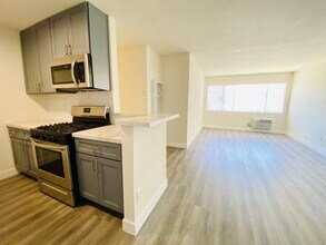 6943 Hazeltine Ave in Los Angeles, CA - Building Photo - Building Photo