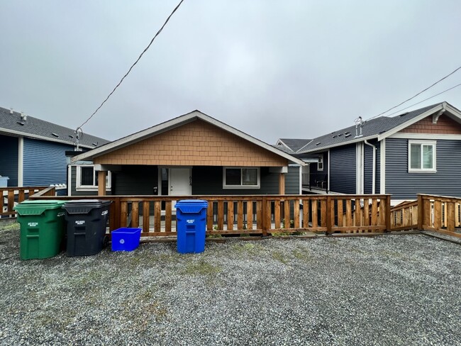 614 Lambert Ave in Nanaimo, BC - Building Photo - Building Photo