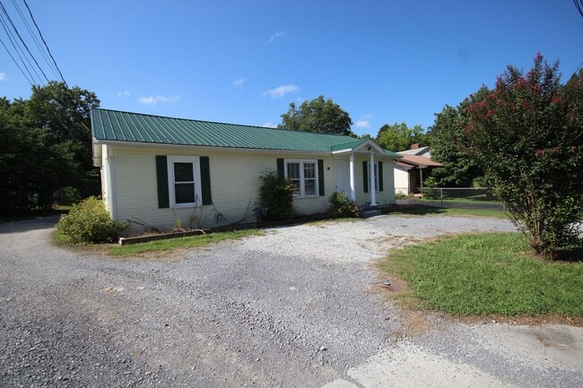 304 James St in Rossville, GA - Foto de edificio - Building Photo