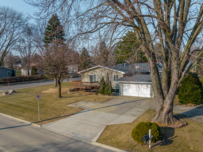 318 Highland Dr in Cedar Falls, IA - Building Photo - Building Photo