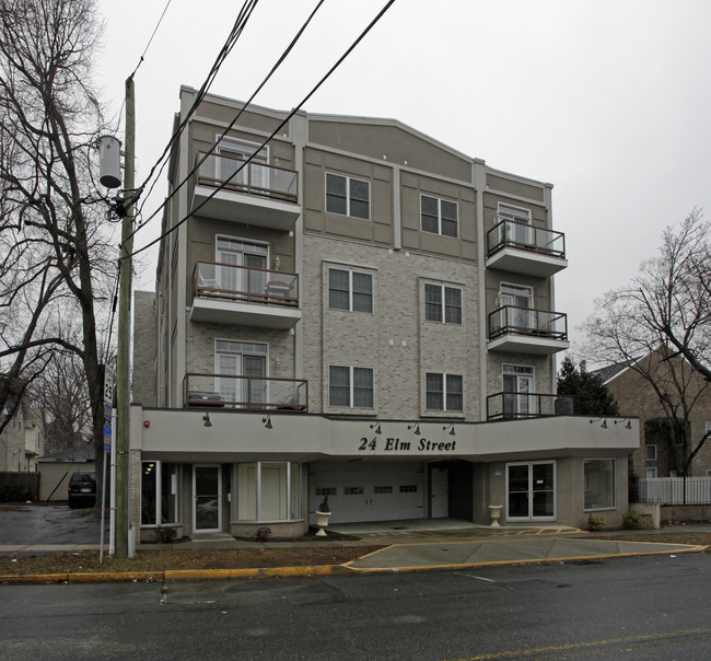 24 Elm St in Montclair, NJ - Building Photo - Building Photo