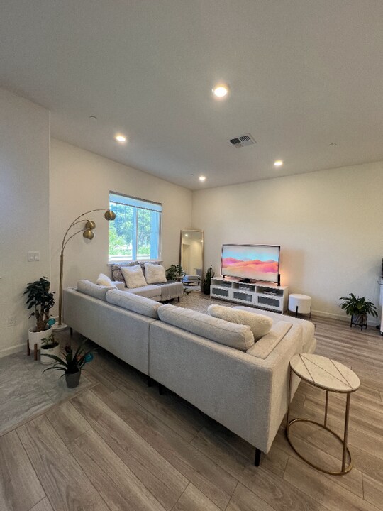 32 Lesina Way in Novato, CA - Building Photo