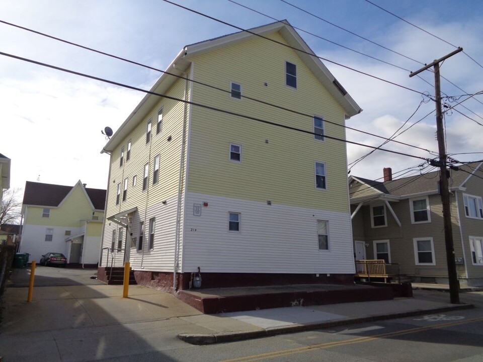 212-214 Washington St in Central Falls, RI - Building Photo