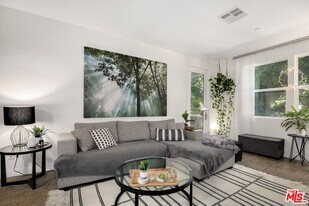 7100 Playa Vista Dr in Los Angeles, CA - Building Photo