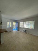 7717 Byron Ave, Unit 14 in Miami Beach, FL - Building Photo - Building Photo